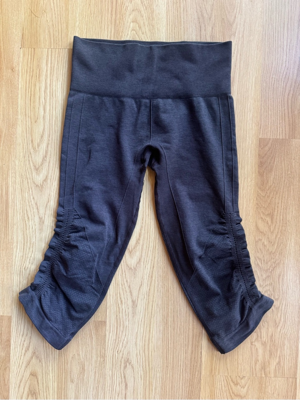 Lululemon size 4 charcoal gray compression Ruched Capri Leggings